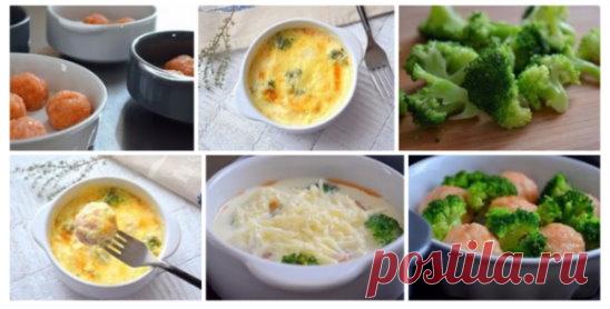 Рыбные фрикадельки в сливочном соусе
Сочные и нежные рыбные фрикадельки и сливочно-сырный соус — просто объедение! Можно приготовить порционно или в большой форме.
Ингредиенты:
Фарш рыбный — 250 г
Лук репчатый — 1 шт.
Сухари панировочные, молотые — 3-4 ст. л.
Сливки (30%) — 300 мл
Сыр тертый — 50-100 г
Брокколи (опционально) — по вкусу
Соль — по вкусу
Белый перец — по вкусу
Приготовление:
1. В рыбный фарш прокрутить или очень мелко нарезать небольшую луковицу. Добавить молотые сухари (ориен