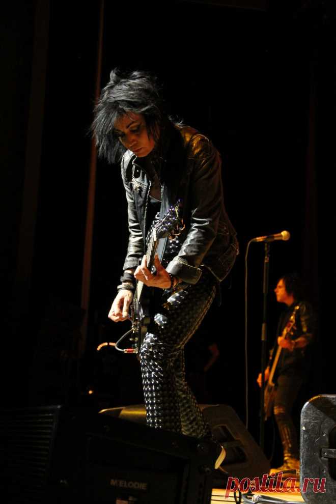 Rockin' royalty Jetts into Rockville When she first roared onto the stage in a black jumpsuit and leather jacket, pumping her fists at the crowd, Joan Jett’s voice could barely be heard. The crowd drowned her out with a repeating  …