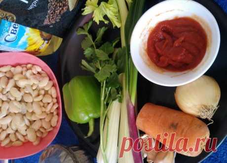 Фасоль тушеная с овощами 
Сегодня хочу поделиться рецептом очень вкусного и сытного блюда, которому я дала название «Фасоль тушеная с овощами». В этом рецепте у меня уже отваренная белая фасоль. Так как фасоль требует длительной предварительной обработки, ее я обычно заготавливаю заранее.

Купив фасоль, я сразу замачиваю на ночь содержимое целой упаковки. Затем отвариваю, как положено до готовности.