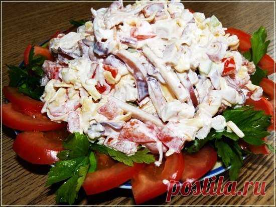 Салат с кальмарами 

Итого на 100 гр 55 ккал 
Б/Ж/У 2.8 / 0.6 / 9.6 
 
Ингредиенты: 
 
кальмары — 250300 г 
помидоры — 12 шт. 
сыр — 100200 г 
чеснок — 1 зубчик 
йогурт 
 
Приготовление: 
 
1. Кальмары очистить и отварить в подсоленной воде 1-2 минуты. Порезать соломкой. 
2. Помидоры тоже порезать соломкой. 
3. Чеснок выдавить через пресс. Сыр натереть на крупной терке. 
4. Все перемешать и заправить йогуртом.