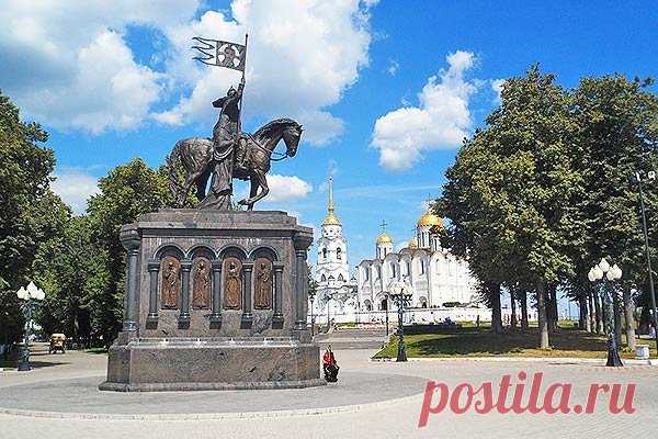 Владимир. Памятник основателям города - князю Владимиру и святителю Фёдору.