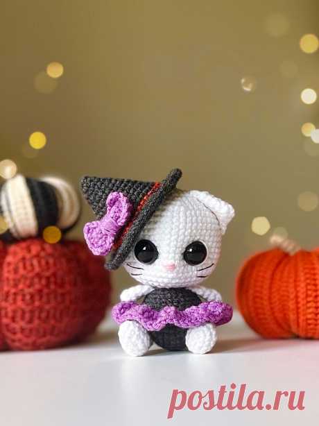 PDF Ведьмочка с тыквами крючком. FREE crochet pattern; Аmigurumi toy patterns. Амигуруми схемы и описания на русском. Вязаные игрушки и поделки своими руками #amimore - белая кошечка в наряде ведьмы, кошка в ведьминой шляпе, котик на Хэллоуин из обычной пряжи, котёнок, кот.