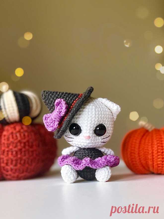 PDF Ведьмочка с тыквами крючком. FREE crochet pattern; Аmigurumi toy patterns. Амигуруми схемы и описания на русском. Вязаные игрушки и поделки своими руками #amimore - белая кошечка в наряде ведьмы, кошка в ведьминой шляпе, котик на Хэллоуин из обычной пряжи, котёнок, кот.