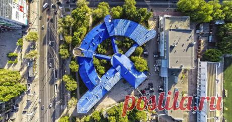 Как строили дома в СССР: время конструктивизма (26 фото) Конструктивизм — истинно советский архитектурный стиль, который возник почти стихийно. В то время Россия только начинала оправляться от потрясений революции и войны и осознавать необходимость перемен, в том числе, и в архитектуре.