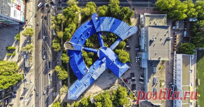 Как строили дома в СССР: время конструктивизма (26 фото) Конструктивизм — истинно советский архитектурный стиль, который возник почти стихийно. В то время Россия только начинала оправляться от потрясений революции и войны и осознавать необходимость перемен, в том числе, и в архитектуре.