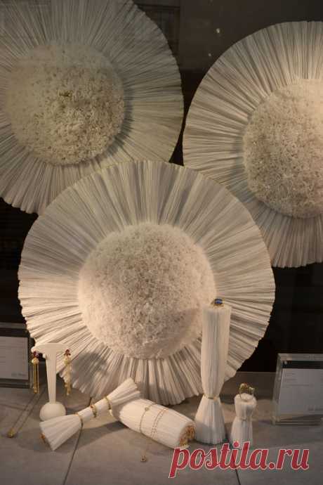 Vitrines en papier de soie par Maryse Dugois, artiste papier