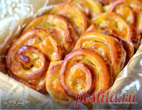 Изумительные ванильные французские булочки (Pain aux raisins). Ингредиенты: вода, яйца куриные, тесто слоеное дрожжевое
