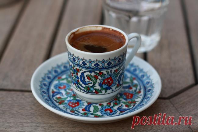 Кофе с чесноком и медом (Турция)
Популярный напиток в Турции. Этот кофе еще называется «Рецепт старого мавра».