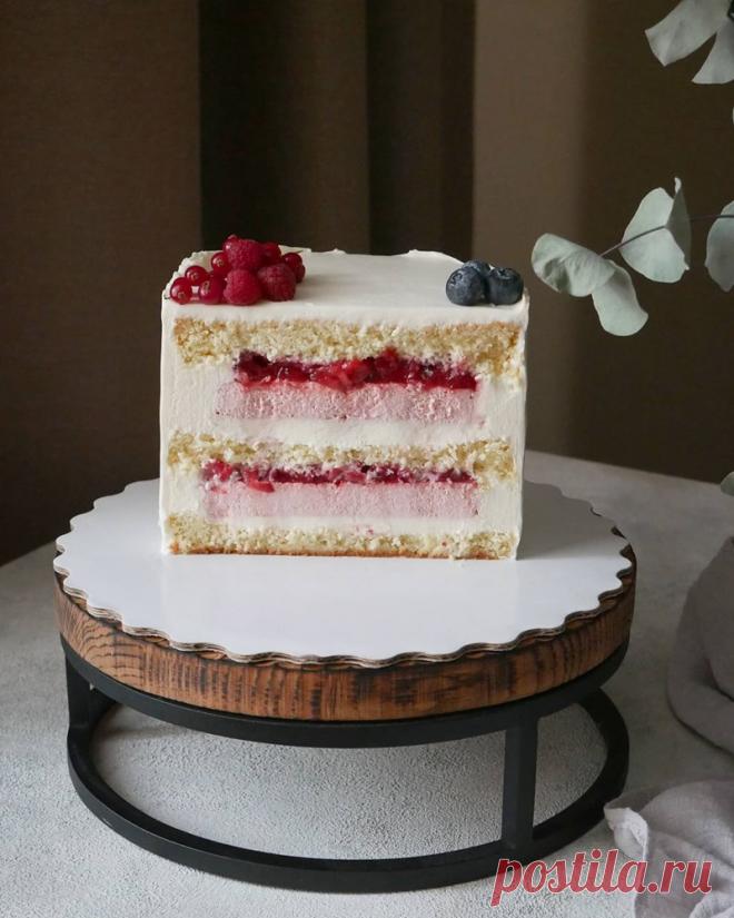 Рецепт Торт клубника - маскарпоне Воздушный торт с клубничным муссом с маскарпоне и клубничным соусом. Ягодное блаженство. Ингредиенты. для: клубничный мусс с маскарпоне: желатин 160 блюм 4,5 ГРАММ, пюре клубники 95 ГРАММ, сахар 35...