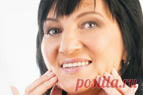 Морщинам скажем «нет!» Готовим маски и компрессы для омоложения 
Наша борьба с морщинами должна начинаться с усиления питания клеток кожи, улучшения кровообращения в дерме и эпидермисе. А помочь нам в этом способны домашние маски для лица – ягодные, овощные, фрукт…