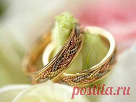 Обручальное кольцо: приметы
Обручальные кольца представляют собой особые предметы, символы верности и семейного благополучия. История дарения обручальных колец берет свое начало с древних времен. На Руси их изготавливали из бересты или глины и дарили своей возлюбленной. Наши предки связывали этот обряд с культом солнца. Получив заветное украшение, девушка обретала доказательство того, что любимый...
Читай дальше на сайте. Жми подробнее ➡