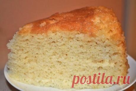 БОЖЕСТВЕННО ВКУСНЫЙ ТОРТ «ТРИ МОЛОКА»
Все дело в котором - в заливке!
Ингредиенты и приготовление:
4 яйца+стакан сахара взбить миксером на большой скорости до образования крепкой пены (мин.5). 
Аккуратно вмешать стакан муки и пакетик разрыхлителя. В стакан налить 3 ст.ложки раст.масла, долить 3 ст.ложки крутого кипятка,затем все это вылить в тесто,хорошо,но аккуратно перемешать (лопаточкой) 
Вылить в форму (я на бумагу для выпечки,бока не смазываю). Печь в духовке (я в мультиварке 45 минут)