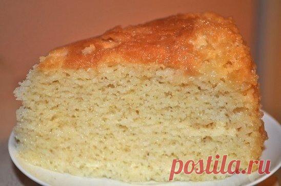 БОЖЕСТВЕННО ВКУСНЫЙ ТОРТ «ТРИ МОЛОКА»
Все дело в котором - в заливке!
Ингредиенты и приготовление:
4 яйца+стакан сахара взбить миксером на большой скорости до образования крепкой пены (мин.5). 
Аккуратно вмешать стакан муки и пакетик разрыхлителя. В стакан налить 3 ст.ложки раст.масла, долить 3 ст.ложки крутого кипятка,затем все это вылить в тесто,хорошо,но аккуратно перемешать (лопаточкой) 
Вылить в форму (я на бумагу для выпечки,бока не смазываю). Печь в духовке (я в мультиварке 45 минут)