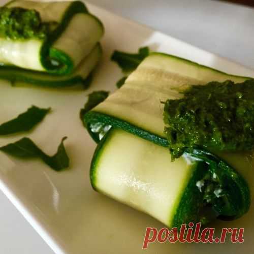 Конвертики из цуккини с риккотой и песто