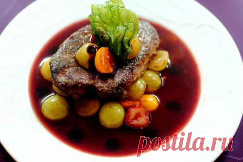 Фуа-гра c винно-карамельным соусом и фруктами....Приятный привкус нежнейшей, сочной гусиной печени фуа-гра идеально гармонирует...