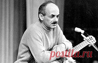 Булат Окуджава
МОЛИТВА
Пока земля еще вертится,
Пока еще ярок свет,
Господи, дай же ты каждому
Чего у него нет:
Умному дай голову,
Трусливому дай коня,
Дай счастливому денег
И не забудь про меня.
Пока земля еще вертится, —
Господи, твоя власть! -
Дай рвущемуся к власти
Навластвоваться всласть.
Дай передышку щедрому
Хоть до исхода дня,
Каину дай раскаянье
И не забудь про меня.
Я знаю — ты все умеешь,
Я верую в мудрость твою,
Как верит солдат убитый,
Что он прживает в раю.
К...