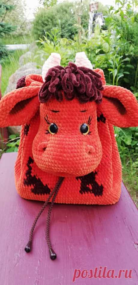 PDF Рюкзак Бычок Милок крючком. FREE crochet pattern; Аmigurumi animal patterns. Амигуруми схемы и описания на русском. Вязаные игрушки и поделки своими руками #amimore - корова, коровка, телёнок, плюшевый бык рюкзачок, бычок из плюшевой пряжи.