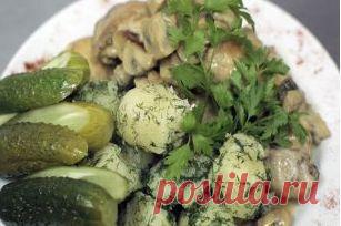 Пулярда в грибном соусе | АиФ Кухня
Ингредиенты
Курица - 1 шт.
Шампиньоны - 8 шт.
Сливки - 0.5 стак.
Сок лимона - По вкусу
Масло сливочное - По вкусу
Масло растительное - По вкусу
Соль - По вкусу
Перец - По вкусу
Пряности - По вкусу
Бульонный кубик куриный- 1 шт.