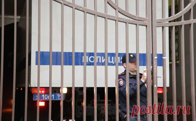 Экс-главу центра связи ФСИН арестовали по делу о системе безопасности. Бывший начальник Главного центра инженерно-технического обеспечения и связи ФСИН Сергей Толстов арестован по подозрению в мошенничестве при заключении госконтрактов на поставку систем безопасности для тюрем и колоний.