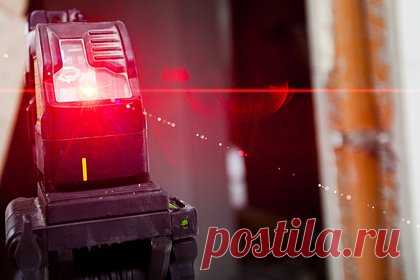 Пилот объяснила риски наведения лазера на самолет и пригрозила хулиганам тюрьмой. Девушка-пилот объяснила, что наведение лазера на самолет может быть чревато тюремным заключением. Об этом она предупредила хулиганов, которые пытаются помешать управлению воздушным судном. Сабрина Джонсон объяснила, что сотрудники ФБР немедленно находят правонарушителей.