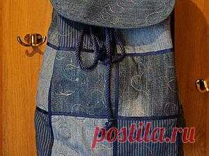 Шьем новый рюкзак из старых джинсов Не знаю, жарко ли у вас, у нас в городе жарко чрезвычайно, поэтому во время шитья этого рюкзака я думала о море :) У меня скопилось некоторое количество вышедших из употребления джинсов, выбросить которые не поднимается рука, хочется сшить из них какие-нибудь красивые и полезные вещи. А перед поездкой на море вспомнилась давняя мечта о джинсовом рюкзачке.