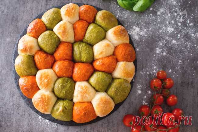 Danubio tricolore Il danubio tricolore è la versione salata e colorata del celebre danubio di pasta brioche; con pomodoro e basilico, farcito con provola e prosciutto!