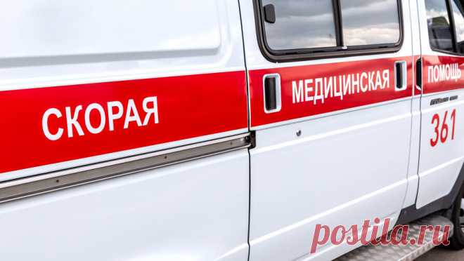 В Петербурге восьмиклассница выпала из окна квартиры и упала на крышу гаража. В Красносельском районе Петербурга девочка-подросток выпала из окна квартиры на восьмом этаже. Об этом сообщает "78.ru". Инцидент произошел в многоэтажке по улице Котова. 13-летняя школьница упала с большой высоты и ...