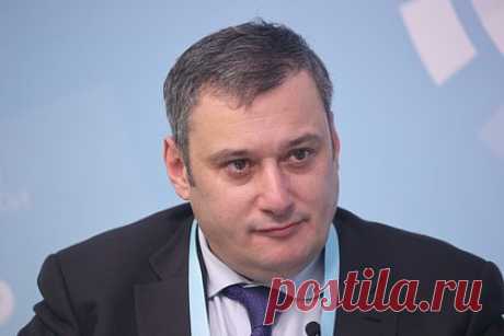 В Госдуме рассказали о гей-свадьбе выступающего в школах регионального чиновника. Депутат Госдумы Александр Хинштейн рассказал о гей-свадьбе самарского чиновника, который является «сторонником и пропагандистом однополой любви» и выступает перед школьниками. По словам депутата, сотрудник областного агентства по реализации молодежной политики удалил фото только после реакции общественности.