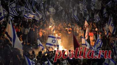 Десятки тысяч протестующих собрались около кнессета в Иерусалиме. Десятки тысяч человек участвуют в марше протеста против судебной реформы около здания кнессета в Иерусалиме. Читать далее