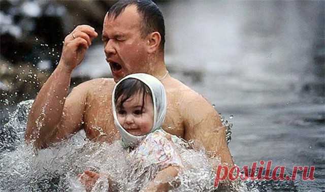 В Крещение Господне,
Водицею святой,
Печали и невзгоды,
С души и сердца смой!
В Крещение Господне,
Хочу я пожелать,
Тебе любви, здоровья,
Пусть Божья благодать,
Во всем тебе поможет,
Направит, защитит,
Веру приумножит,
Надежду укрепит!