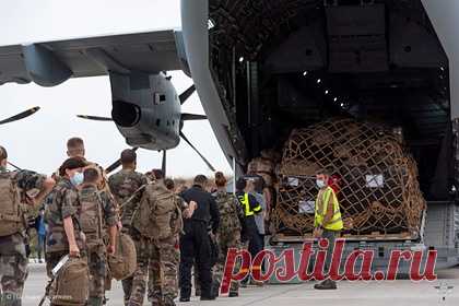 На американской базе в Афганистане бросили 12 украинских военных. На одной из американских баз в Афганистане бросили более 40 военных, среди которых украинцы, грузины, румыны и болгары. На базе сейчас находятся 12 украинских военнослужащих. По словам сестры одного из украинских контрактников, никто не собирается эвакуировать застрявших на базе иностранцев.