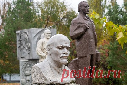 В Болгарии предложили вспомнить труды Ленина. Автор статей на сайте Радио Болгарии Александр Сивилов предложил вспомнить труды Владимира Ленина, поскольку они могут подсказать верную идею в современной ситуации. По его словам, идеи Ленина разрушали существующий порядок, однако предлагали удовлетворить интересы простых людей в новой реальности.
