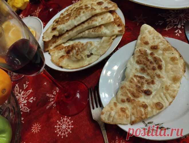 Сварила щи, а с мясом из него приготовила чебуреки, ещё в начинку для них добавляю солёные огурцы, которых полно с осени | Лабиринты Лейлы | Дзен
