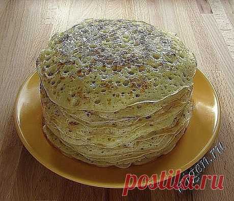БЛИНЫ С МАНКОЙ  
Блины с манкой получаются очень аппетитными, пышными, с дырочками.  
Ингредиенты: (на 14 блинов)
•1 стакан манки;  
•1 стакан муки;  
•1 чайная ложка сухих дрожжей;  
•1 столовая ложка сахара;  
•половина чайной ложки соли;  
•1 яйцо;  
•2 столовые ложки оливкового масла;  
•200 мл молока;  
•200 мл теплой воды;  
•50 г сливочного масла для смазки блинов.  
Приготовление блинов с манкой  
Смешать сухие продукты: просеянную муку, манку, дрожжи,  
соль и сах...