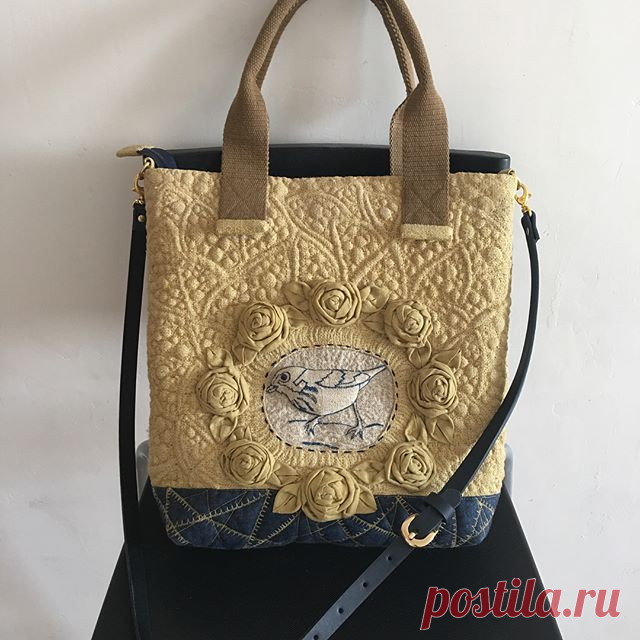 Всех с праздником! Добра Вам! Познакомьтесь с новой сумочкой в стиле бохо. Называется «Настроение». Размер 30-32-10 см . Ткани : лён, джинс и мешковина. Прочная подкладочная ткань простегана двойной строчкой. Набойка штампом из палисандра придаёт сумке шарм . Три кармана. Наружный на молнии и два внутренних из которых один двойной. Сумочка на молнии. Ручки из х/б  строп  и регулируемом ремне из кожи для ношения сумки через плечо. Цена 4000₽. #авторскийдизайн  #авторскаяраб...