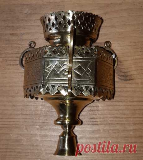 Лампада с орнаментом. 19 век. Российская Империя. Латунь.
Общая высота : 120 мм.
Диаметр лампады внеш. / внут. : 70 / 60 мм.
Глубина : 70 (95) мм.

Цена : 6500 руб.

Купить сейчас : 

#ЛампадаОрнаментЛатунь
#ЛампадаОрнамент19век
#ЛампадаОрнаментРоссийскаяИмперия
#ПравославиеХристианство #СтариннаяЛампадаОрнамент