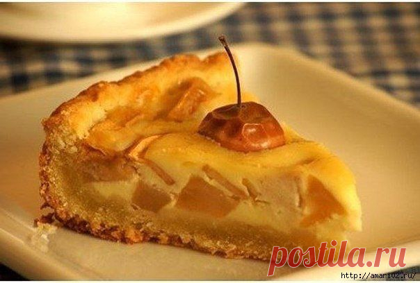 Яблочный пирог со сливочной заливкой.