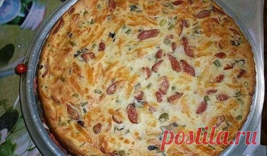Пирог к завтраку 
Ингредиенты: 
- 2 яйца 
- 1/2 чайной ложки соли 
- 1/2 чайной ложки соли разрыхлителя 
- 1 стакан кефира 
- 1 стакан муки 
- 200 г. сыра 
- колбаса 
- зелень по вкусу 
Приготовление: 
1. Яйца растереть с разрыхлителем (можно использовать соду) и солью, влить стакан кефира. 
2. Перемешать миксером, постепенно добавляя приготовленный стакан с мукой. Тесто должно получиться как для оладушек. 
3. Когда тесто вымешано, добавить 150-200г натертого твердого сыра, зелень (какую любит