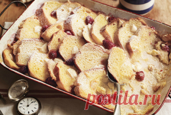 Пудинг из хлеба c белым шоколадом Вкусный и несложный завтрак для выходного дня.  Количество порций: 4 Время приготовления: 60 Минут  Ингредиенты  Молоко — 420 грамм Сливки жирные — 420 грамм Сахар — 100 грамм Ваниль (стручок) — 1 штука Яйцо среднее — 1 штука Яйцо (желток) — 4 штуки Хлеб сдобный черствый — 400 грамм Шоколад белый — 75 грамм Малина замороженная — 100 грамм Сахар (пудра) — по вкусу  Способ приготовления      Хлеб нарежьте на тонкие ломтики. Стручок ванили ра...