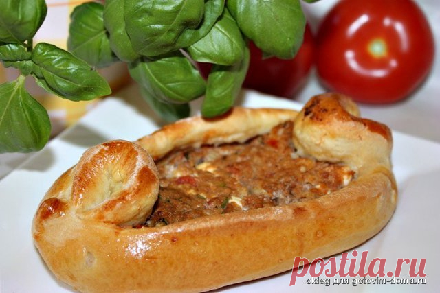 Пиде (турецкие лепешки) с фаршем, фетой и помидорами • Турецкая кухня