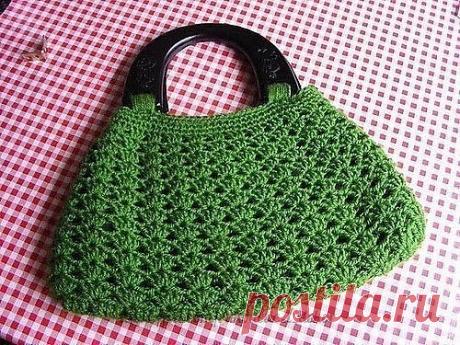 КАК СВЯЗАТЬ СУМОЧКУ 

Очень легкая в исполнении стильная дамская сумка, связанная крючком. 

Вяжется очень быстро из толстой пряжи толстым крючком № 6,5! Для декора достаточно контрастной ленточки из любого нарядного материала. Ручка может быть как покупной, так и вязаной. Изделие выполняется одной деталью по кругу без боковых швов. Для застежки можно использовать магнитную кнопку, липучку или молнию.
Понадобятся:
200 г. толстой пряжи
Крючки № 6.5, 6 и 5.
Иголка для пряжи
...