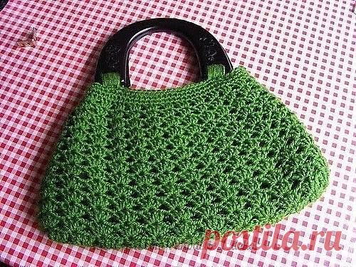 КАК СВЯЗАТЬ СУМОЧКУ 

Очень легкая в исполнении стильная дамская сумка, связанная крючком. 

Вяжется очень быстро из толстой пряжи толстым крючком № 6,5! Для декора достаточно контрастной ленточки из любого нарядного материала. Ручка может быть как покупной, так и вязаной. Изделие выполняется одной деталью по кругу без боковых швов. Для застежки можно использовать магнитную кнопку, липучку или молнию.
Понадобятся:
200 г. толстой пряжи
Крючки № 6.5, 6 и 5.
Иголка для пряжи
...