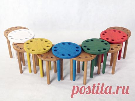 Яркие табуреты, вставляющиеся один в другой