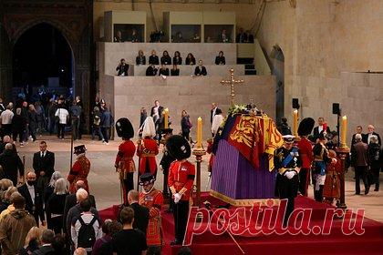 Полиция задержала пробившегося к гробу Елизаветы II британца. Британская полиция задержала мужчину который пробился к гробу королевы Елизаветы II и попытался поднять с него королевский штандарт. По словам очевидцев, мужчина оттолкнул ребенка, подбежал к гробу и поднял королевский штандарт, который покрывает гроб королевы. Предположительно, он пытался прикоснуться к гробу.