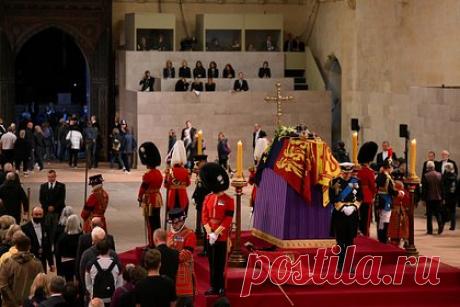 Полиция задержала пробившегося к гробу Елизаветы II британца. Британская полиция задержала мужчину который пробился к гробу королевы Елизаветы II и попытался поднять с него королевский штандарт. По словам очевидцев, мужчина оттолкнул ребенка, подбежал к гробу и поднял королевский штандарт, который покрывает гроб королевы. Предположительно, он пытался прикоснуться к гробу.