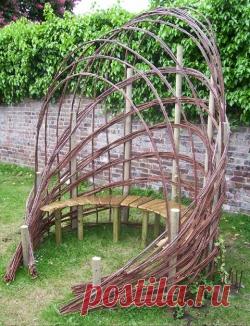 Необычное оформление садовой лавочки Такая оригинальная скамеечка, безусловно, украсит сад, придаст совершенно неповторимый стиль любому участку. При этом выглядит она уютно, располагая к отдыху и релаксации.   Прослужить эта лавочка-беседка может не один сезон, просто дерево необходимо обрабатывать специальными препаратами, чтобы...