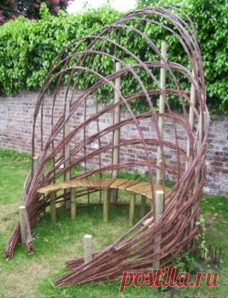 Необычное оформление садовой лавочки Такая оригинальная скамеечка, безусловно, украсит сад, придаст совершенно неповторимый стиль любому участку. При этом выглядит она уютно, располагая к отдыху и релаксации. &nbsp; Прослужить эта лавочка-беседка может не один сезон, просто дерево необходимо обрабатывать специальными препаратами, чтобы...