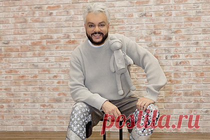 Киркоров удивил поклонников необычным нарядом Louis Vuitton. Российский певец Филипп Киркоров появился на публике в одежде модного дома Louis Vuitton и вызвал споры в сети. Знаменитость сфотографировался в наряде серого цвета, который состоит из свитера с объемной аппликацией в виде игрушки, облегающих лосин с монограммой бренда и коричневых вельветовых шорт.