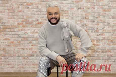 Киркоров удивил поклонников необычным нарядом Louis Vuitton. Российский певец Филипп Киркоров появился на публике в одежде модного дома Louis Vuitton и вызвал споры в сети. Знаменитость сфотографировался в наряде серого цвета, который состоит из свитера с объемной аппликацией в виде игрушки, облегающих лосин с монограммой бренда и коричневых вельветовых шорт.