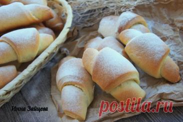 Постные рогалики из дрожжевого теста Постные рогалики из дрожжевого теста - это изумительная выпечка, которая получается вкусной, нежной и ароматной. Они могут быть приготовлены как с начинкой из густого варенья или повидла, так и без неё. Эти рогалики станут отличным дополнением к чаю или кофе, радуя своим золотистым цветом и аппетитным ароматом.